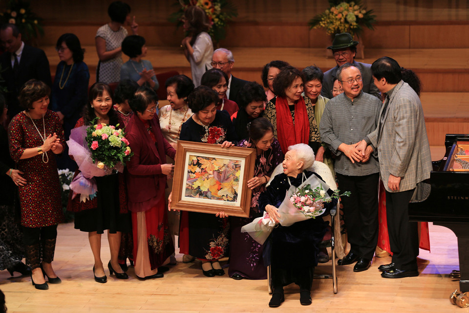 Các nghệ sỹ Khoa Piano, Học viện Âm nhạc Quốc gia Việt Nam tri ân Nghệ sỹ Nhân dân Thái Thị Liên trong đêm nhạc. (Ảnh: Trọng Đạt/TTXVN)