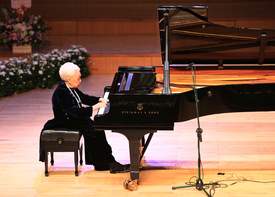 Nghệ sỹ Nhân dân Thái Thị Liên trình diễn piano trong đêm nhạc. (Ảnh: Trọng Đạt/TTXVN)