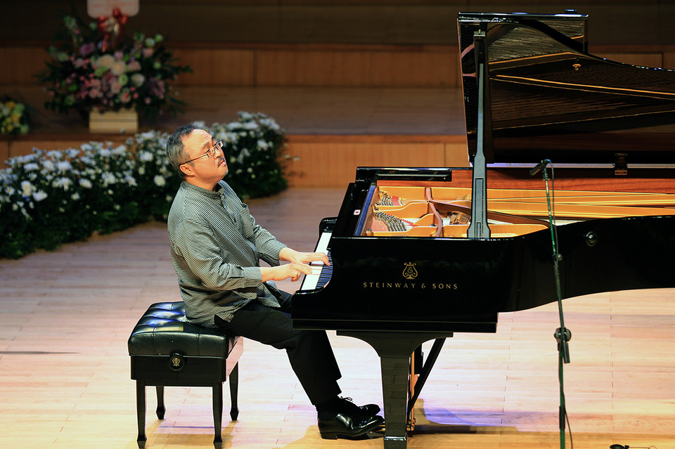 Nghệ sỹ Nhân dân Đặng Thái Sơn biểu diễn piano tri ân người mẹ trong đêm nhạc ''Trăm mùa thu vàng.'' (Ảnh: Trọng Đạt/TTXVN)