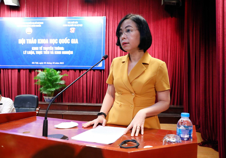 Bà Vũ Việt Trang, Tổng Giám đốc TTXVN, trình bày tham luận. (Ảnh: Phạm Kiên/NTTXVN)