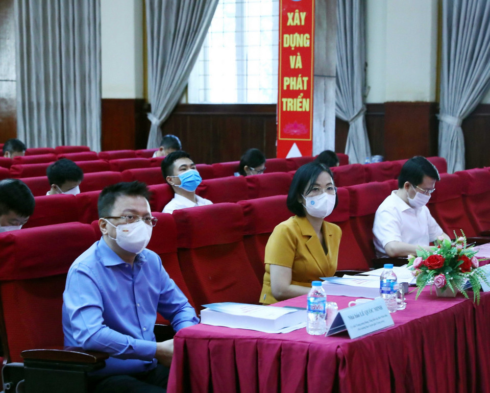 Ông Lê Quốc Minh, Ủy viên Trung ương Đảng, Phó Trưởng ban Tuyên giáo Trung ương, Tổng Biên tập Báo Nhân Dân và Tổng Giám đốc TTXVN Vũ Việt Trang với các đại biểu tham dự hội thảo. (Ảnh: Phạm Kiên/TTXVN)