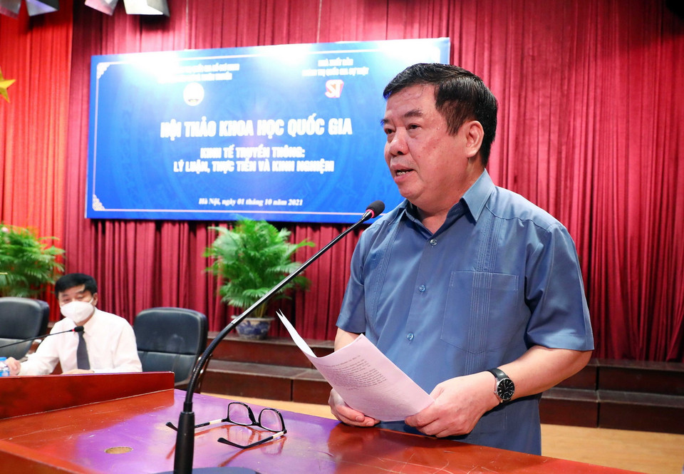 Phó Giáo sư-Tiến sỹ Nguyễn Viết Thảo, nguyên Phó Giám đốc Học viện Chính trị Quốc gia Hồ Chí Minh, trình bày tham luận tại hội thảo. (Ảnh: Phạm Kiên/TTXVN)