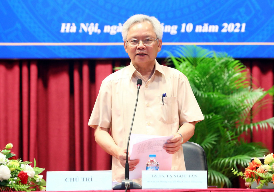 Giáo sư-Tiến sỹ Tạ Ngọc Tấn, Phó Chủ tịch thường trực Hội đồng Lý luận Trung ương, phát biểu. (Ảnh: Phạm Kiên/TTXVN)