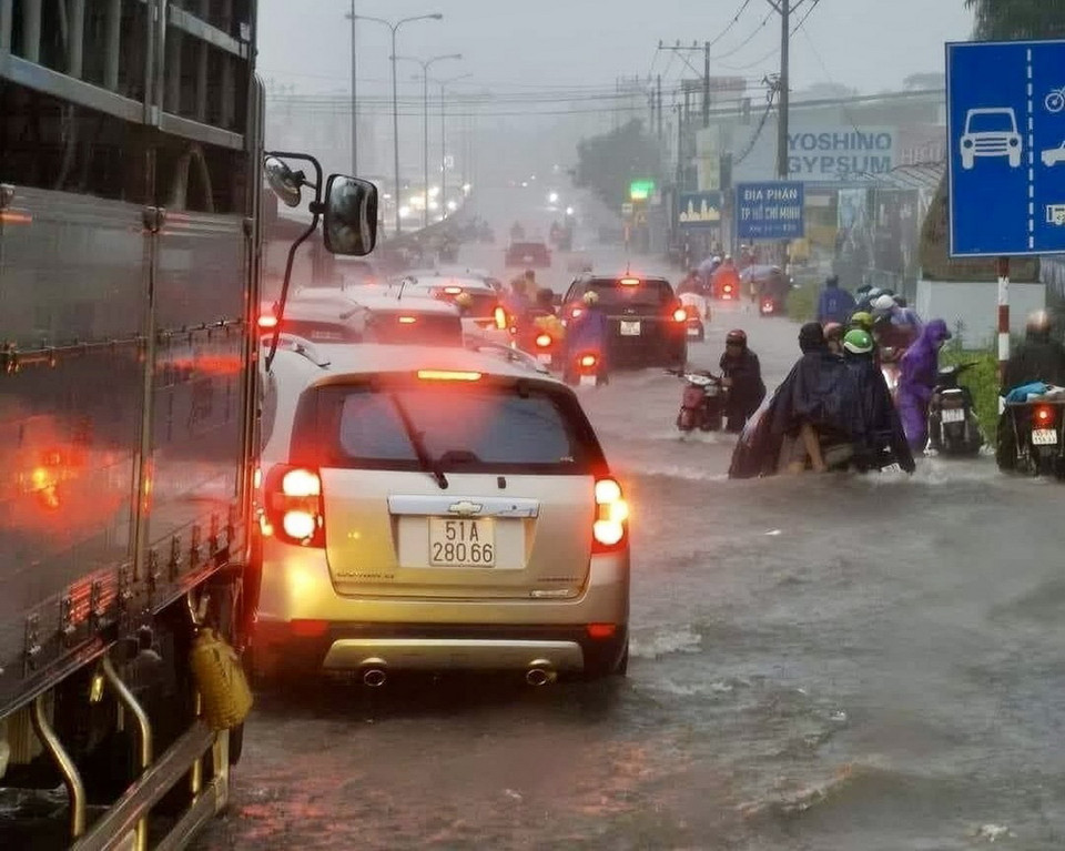 Hàng trăm mét đường trên Quốc lộ 1K, giáp ranh giữa Bình Dương và thành phố Thủ Đức chìm trong nước. (Ảnh: TTXVN phát)