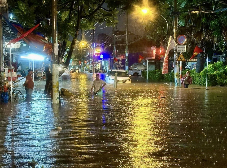 Tỉnh lộ 43, thành phố Thủ Đức ngập nặng sau cơn mưa. (Ảnh: Hồng Giang/TTXVN)