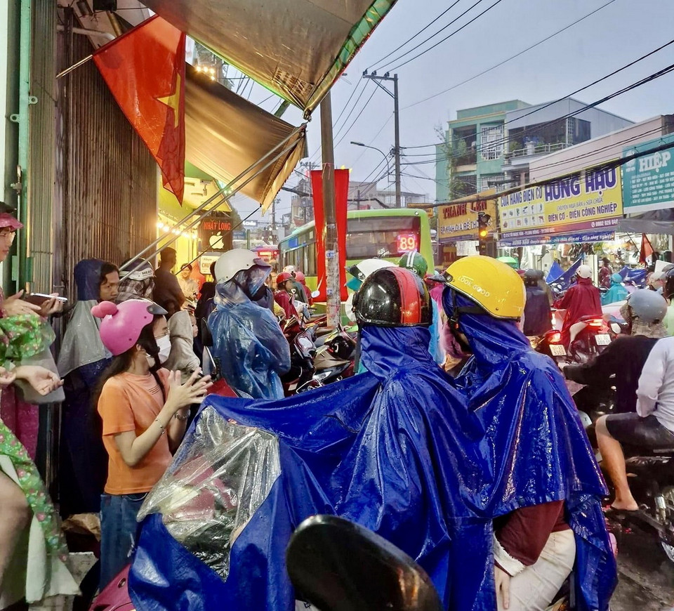 Giao thông hỗn loạn do ngập nặng trên đường Tô Ngọc Vân, thành phố Thủ Đức. (Ảnh: Hồng Giang/TTXVN)