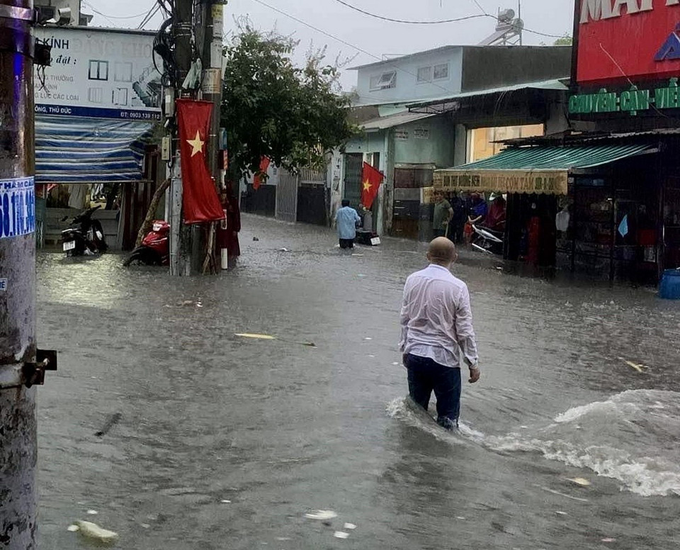 Một khu dân cư bị nước ngập tràn cả vào trong nhà tại thành phố Thủ Đức. (Ảnh: Hồng Giang/TTXVN)