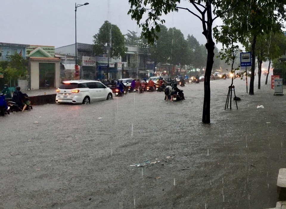 “Biển nước” trên đường Phạm Văn Đồng, thành phố Thủ Đức. (Ảnh: Hồng Giang/TTXVN)