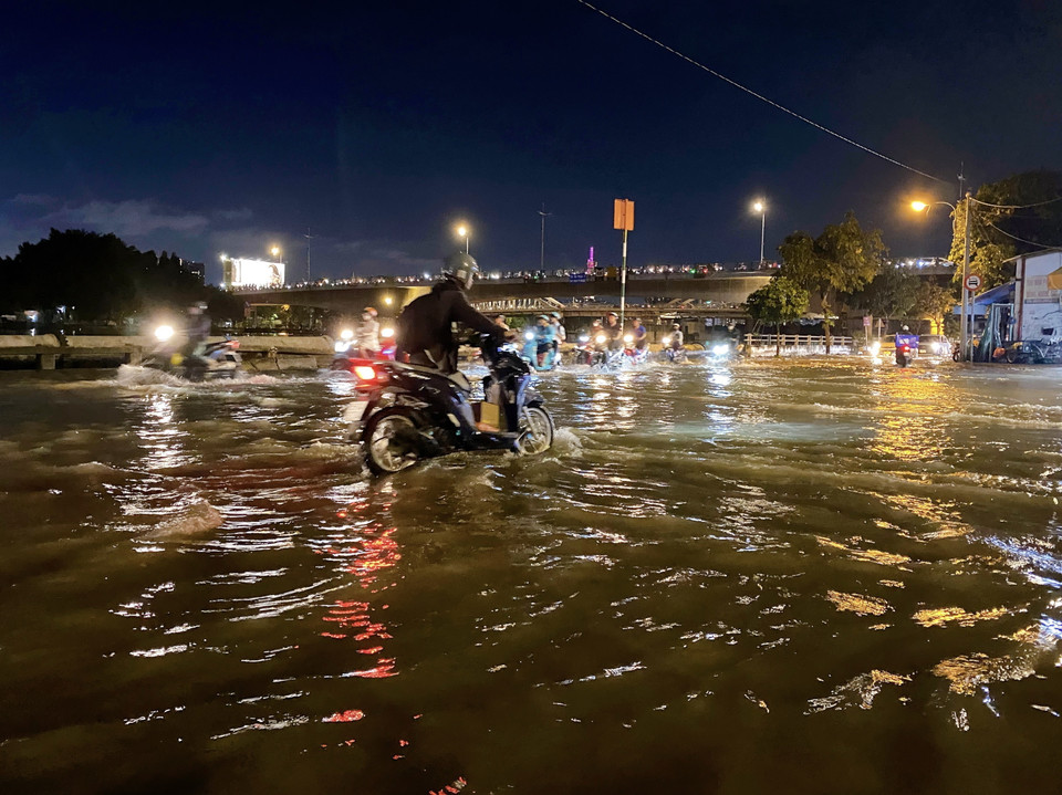 Một đoạn đường Trần Xuân Soạn, quận 7, Thành phố Hồ Chí Minh, ngập nặng do triều cường. (Ảnh: Hồng Giang/TTXVN)