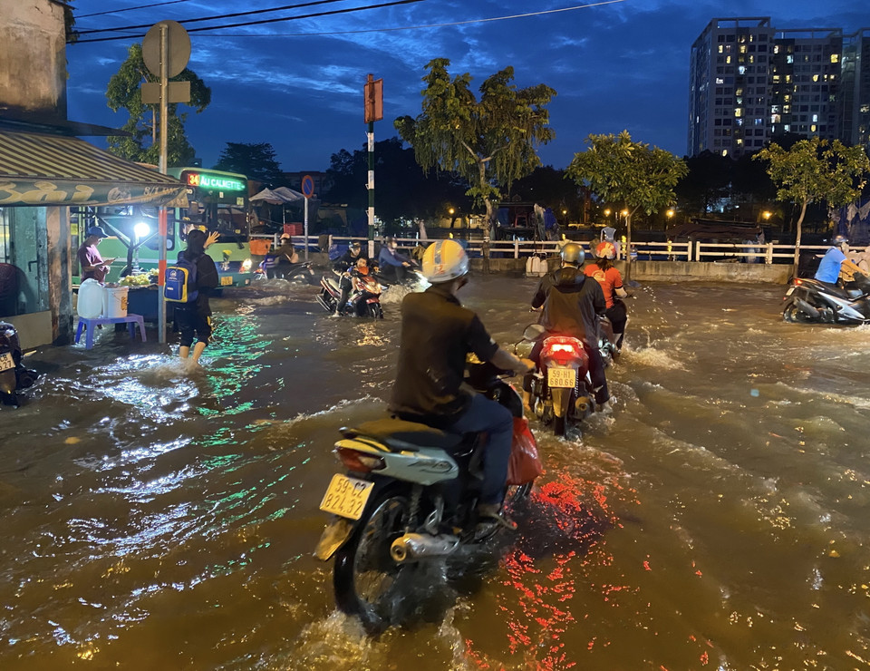 Một đoạn đường Trần Xuân Soạn, quận 7, Thành phố Hồ Chí Minh, ngập nặng do triều cường. (Ảnh: Hồng Giang/TTXVN)
