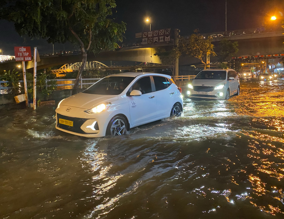 Triều cường gây ngập trên đường Trần Xuân Soạn, quận 7. (Ảnh: Hồng Giang/TTXVN