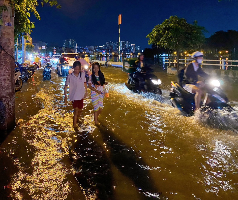 Một đoạn đường Trần Xuân Soạn, quận 7, Thành phố Hồ Chí Minh, ngập nặng do triều cường. (Ảnh: Hồng Giang/TTXVN)
