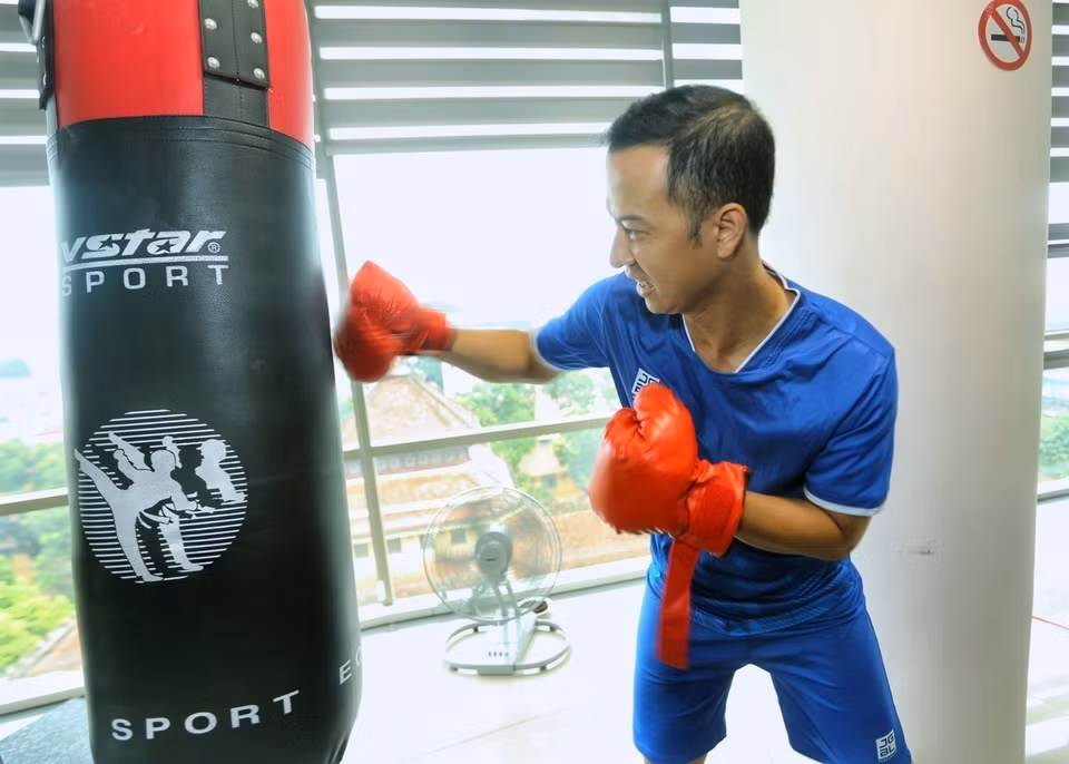 Viên chức, người lao động TTXVN trải nghiệm phòng tập thể thao. (Ảnh: Tuấn Đức/TTXVN)