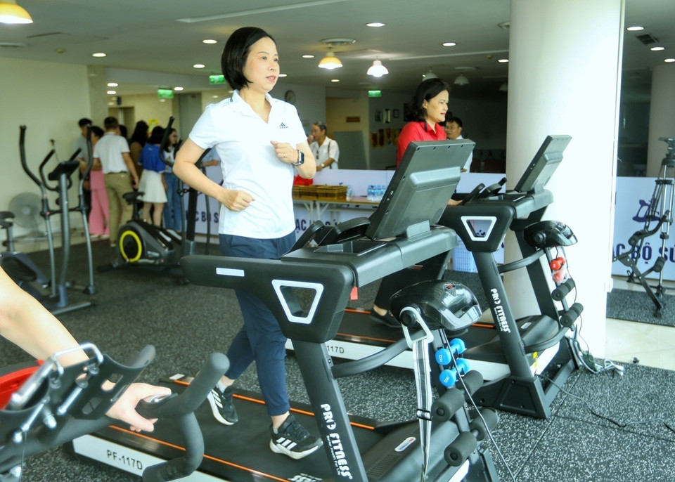 Tổng Giám đốc TTXVN Vũ Việt Trang trải nghiệm phòng tập thể thao. (Ảnh: Tuấn Đức/TTXVN)