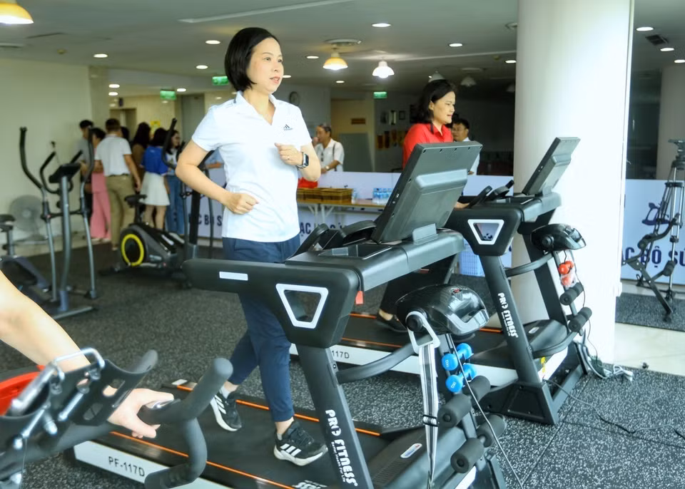 Tổng Giám đốc TTXVN Vũ Việt Trang trải nghiệm phòng tập thể thao. (Ảnh: Tuấn Đức/TTXVN)