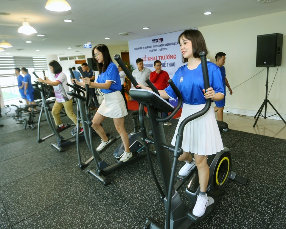 Viên chức, người lao động TTXVN trải nghiệm phòng tập thể thao. (Ảnh: Tuấn Đức/TTXVN)