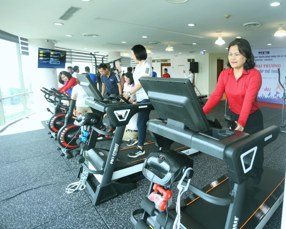 Phó Tổng Giám đốc TTXVN Nguyễn Thị Sự trải nghiệm phòng tập thể thao. (Ảnh: Tuấn Đức/TXVN)