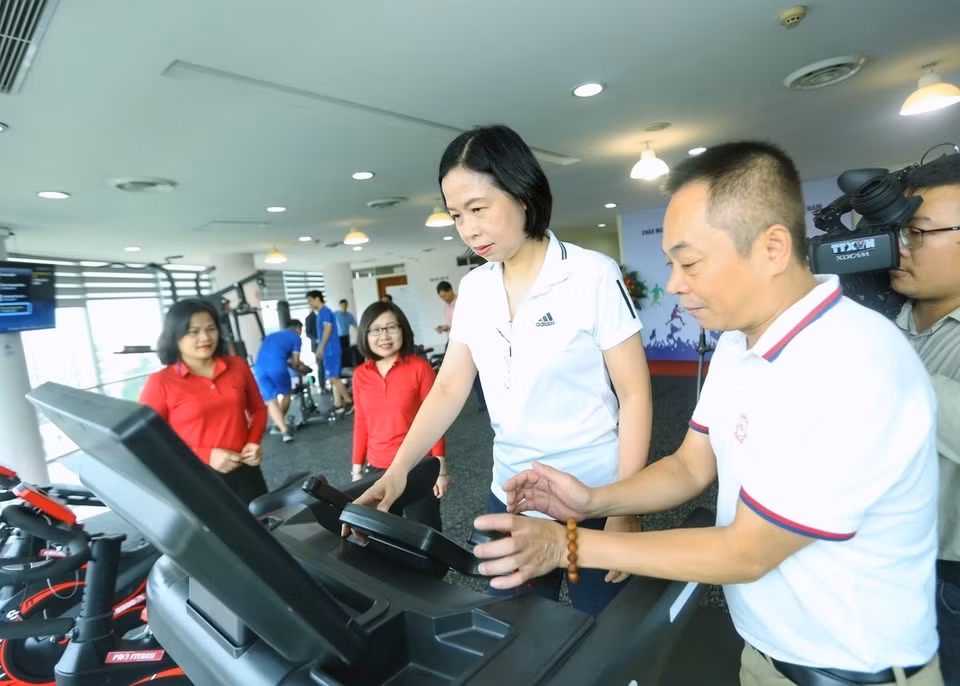 Tổng Giám đốc TTXVN Vũ Việt Trang trải nghiệm phòng tập thể thao. (Ảnh: Tuấn Đức/TTXVN)