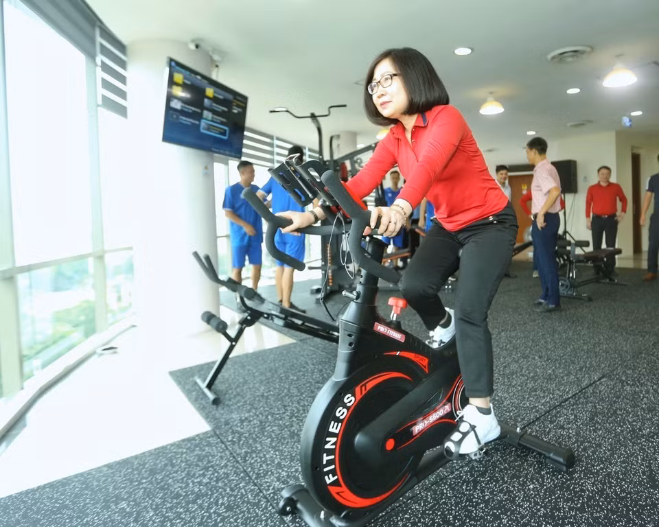 Phó Tổng Giám đốc TTXVN Đoàn Thị Tuyết Nhung trải nghiệm phòng tập thể thao. (Ảnh: Tuấn Đức/TTXVN)