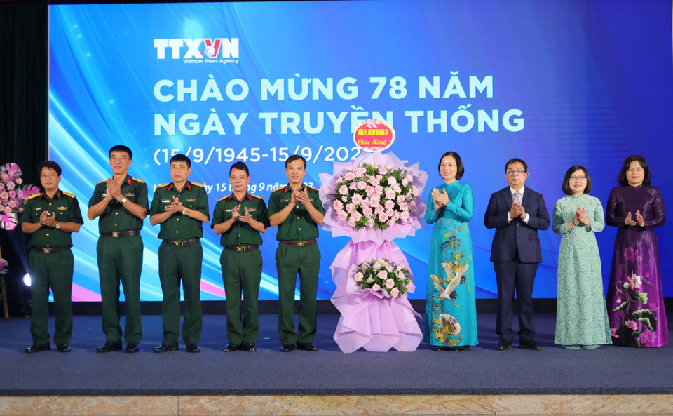 Lãnh đạo Sư đoàn 304 (đơn vị kết nghĩa với TTXVN) tặng hoa chúc mừng TTXVN nhân dịp kỷ niệm 78 năm Ngày truyền thống. (Ảnh: Hoàng Hiếu/TTXVN)