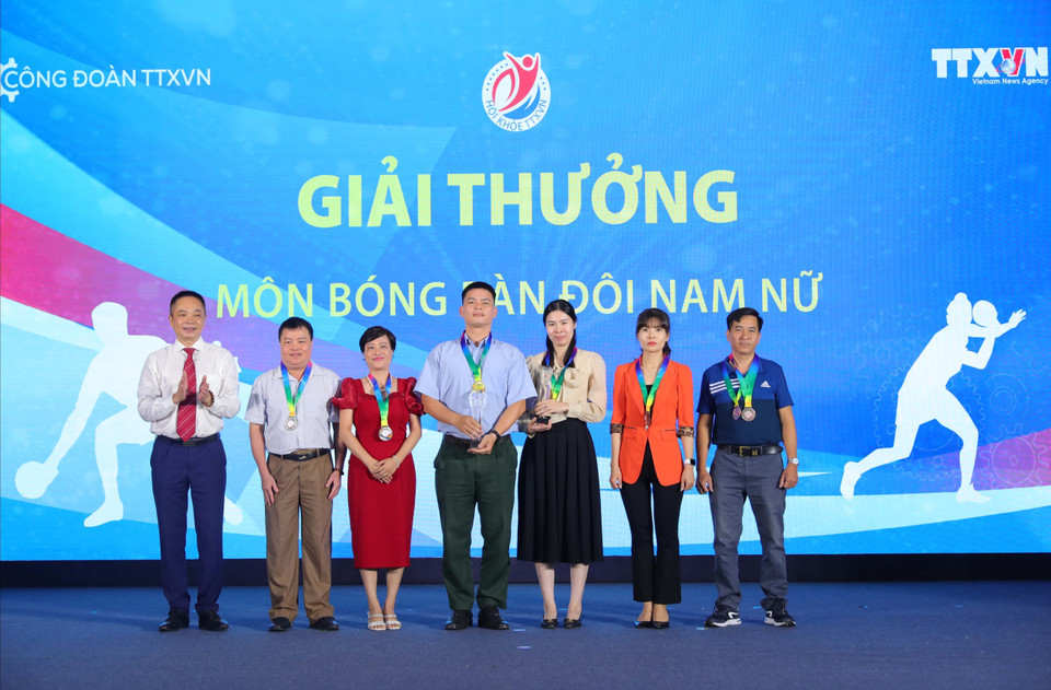 Chánh Văn phòng TTXVN Ngô Minh Sơn trao giải thưởng môn Bóng bàn nội dung đôi nam, nữ cho các vận động viên đạt giải tại Hội khỏe TTXVN lần thứ IV - năm 2023. (Ảnh: Hoàng Hiếu/TTXVN)