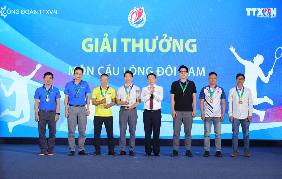 Trưởng Ban Tổ chức-Cán bộ, Chủ tịch Công đoàn TTXVN Đỗ Mạnh Chiến trao giải thưởng môn Cầu lông nội dung đôi nam cho các vận động viên đạt giải tại Hội khỏe TTXVN lần thứ IV - năm 2023. (Ảnh: Hoàng Hiếu/TTXVN)