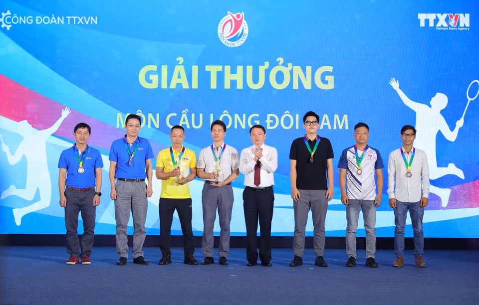 Trưởng Ban Tổ chức-Cán bộ, Chủ tịch Công đoàn TTXVN Đỗ Mạnh Chiến trao giải thưởng môn Cầu lông nội dung đôi nam cho các vận động viên đạt giải tại Hội khỏe TTXVN lần thứ IV - năm 2023. (Ảnh: Hoàng Hiếu/TTXVN)