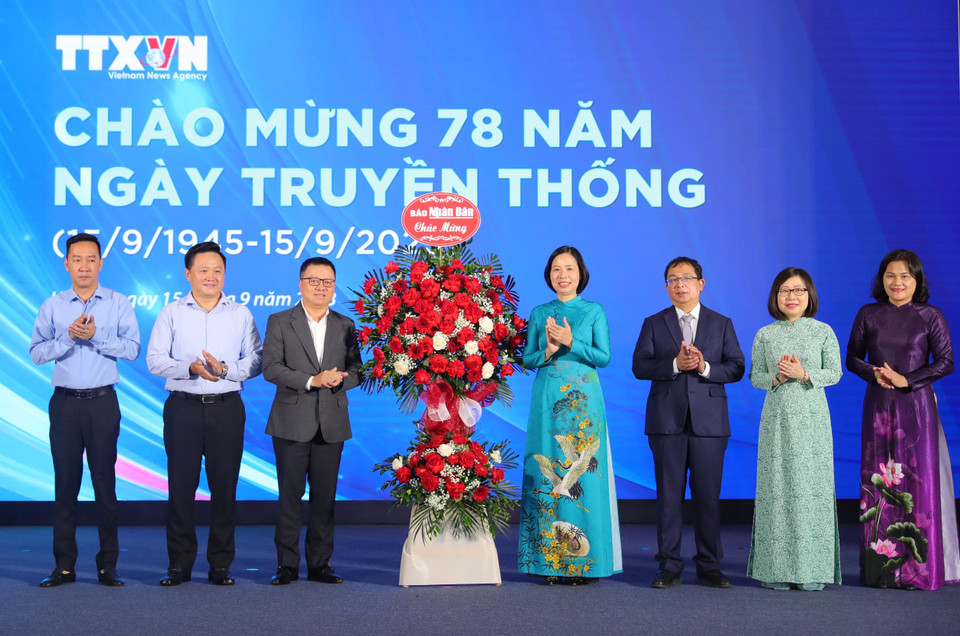 Tổng Biên tập Báo Nhân Dân, Chủ tịch Hội Nhà báo Việt Nam Lê Quốc Minh và lãnh đạo Báo Nhân dân tặng hoa chúc mừng TTXVN nhân dịp kỷ niệm 78 năm Ngày truyền thống. (Ảnh: Hoàng Hiếu/TTXVN)