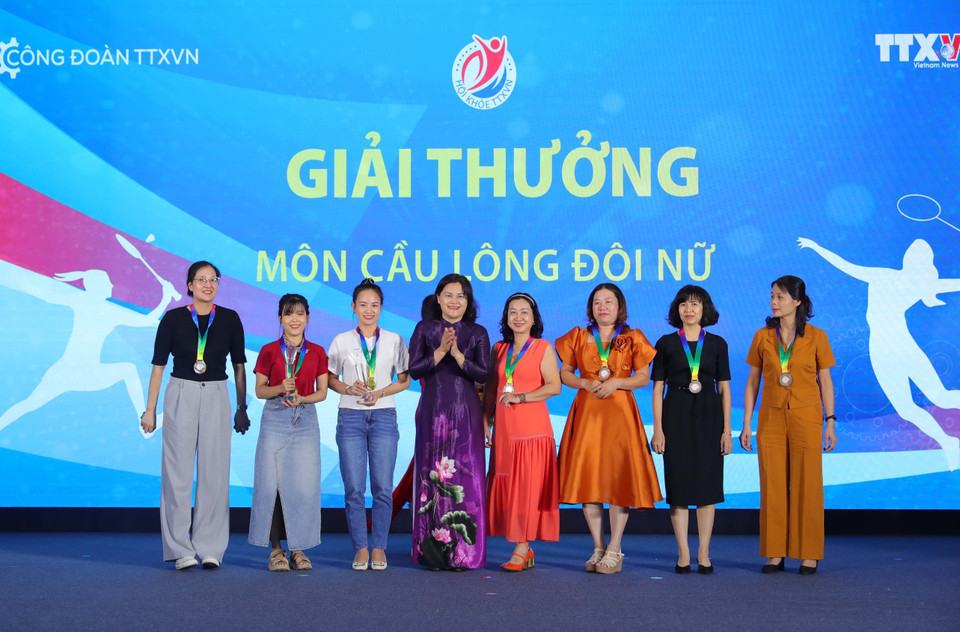 Phó Tổng Giám đốc TTXVN Nguyễn Thị Sự trao giải thưởng môn Cầu lông nội dung đôi nữ cho các vận động viên đạt giải tại Hội khỏe TTXVN lần thứ IV - năm 2023. (Ảnh: Hoàng Hiếu/TTXVN)