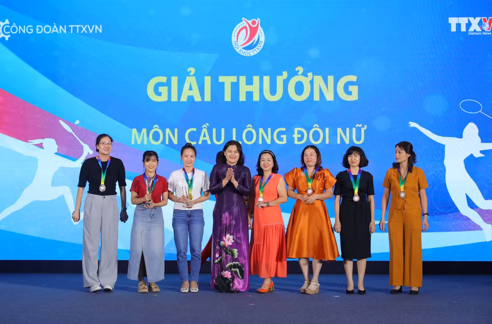 Phó Tổng Giám đốc TTXVN Nguyễn Thị Sự trao giải thưởng môn Cầu lông nội dung đôi nữ cho các vận động viên đạt giải tại Hội khỏe TTXVN lần thứ IV - năm 2023. (Ảnh: Hoàng Hiếu/TTXVN)