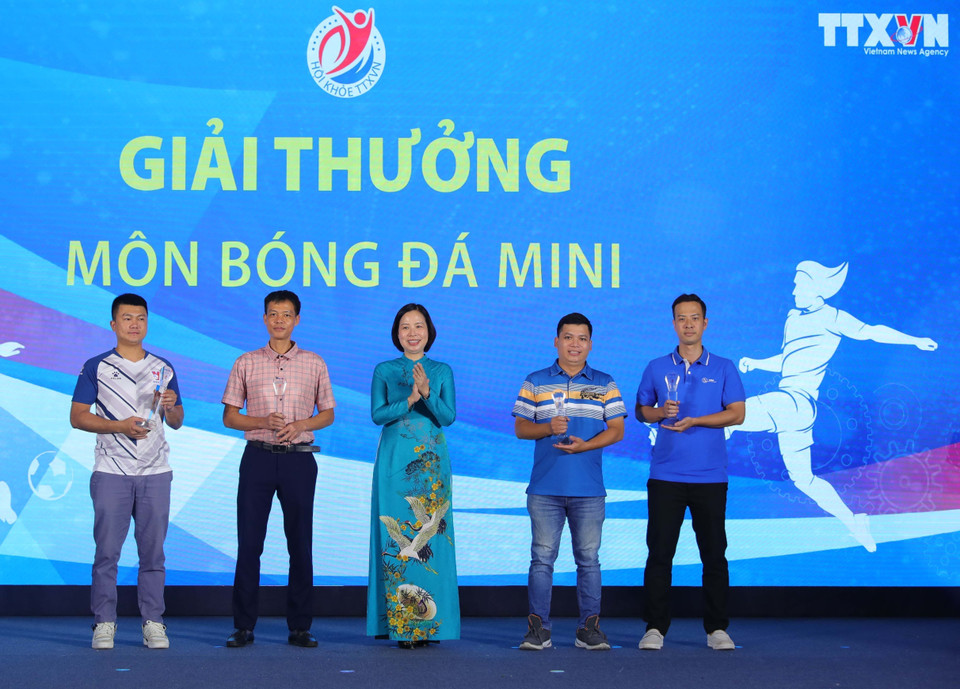 Tổng Giám đốc TTXVN Vũ Việt Trang trao giải thưởng môn Bóng đá mini cho đại diện các đội đạt giải tại Hội khỏe TTXVN lần thứ IV - năm 2023. (Ảnh: Hoàng Hiếu/TTXVN)