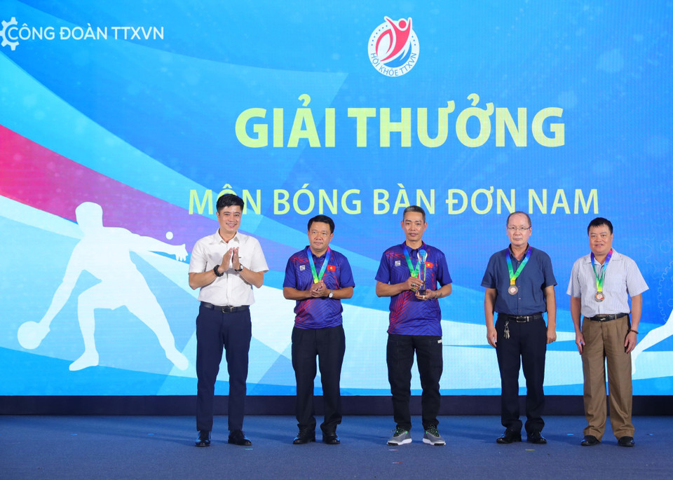 Các vận động viên nhận giải thưởng môn Bóng bàn nội dung đơn nam tại Hội khỏe TTXVN lần thứ IV - năm 2023. (Ảnh: Hoàng Hiếu/TTXVN)