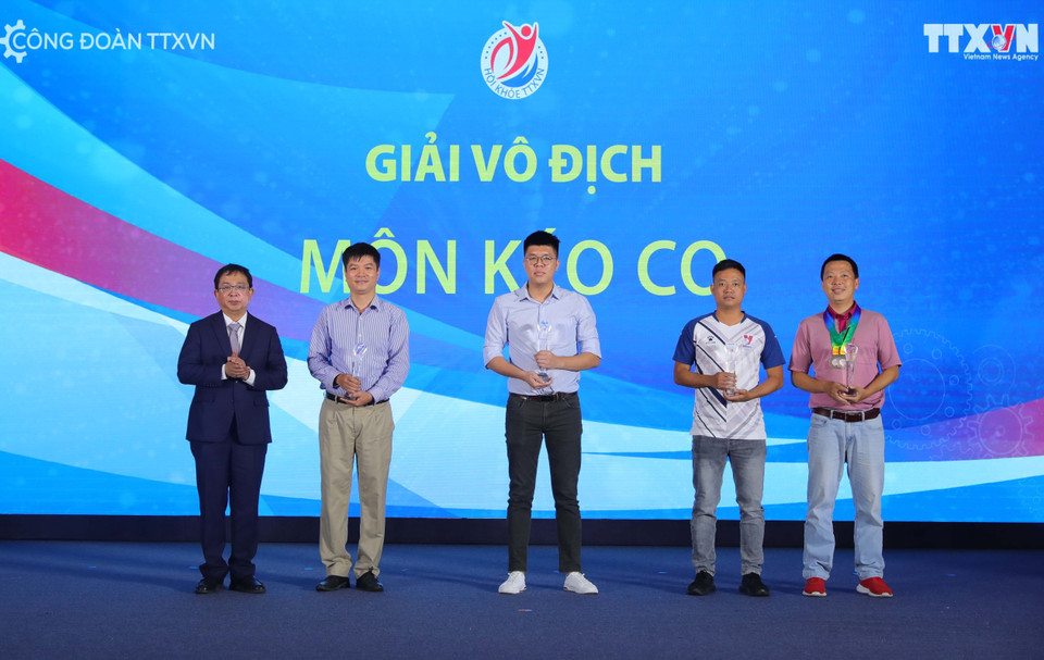 Phó Tổng giám đốc TTXVN Nguyễn Tuấn Hùng trao giải môn Kéo co cho đại diện các đội đoạt giải tại Hội khỏe TTXVN lần thứ IV - năm 2023. (Ảnh: Hoàng Hiếu/TTXVN)