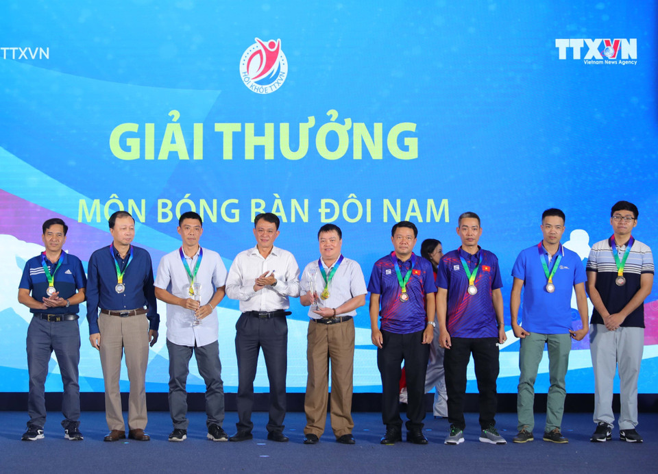 Các vận động viên nhận giải thưởng môn Bóng bàn nội dung đôi nam tại Hội khỏe TTXVN lần thứ IV - năm 2023. (Ảnh: Hoàng Hiếu/TTXVN)