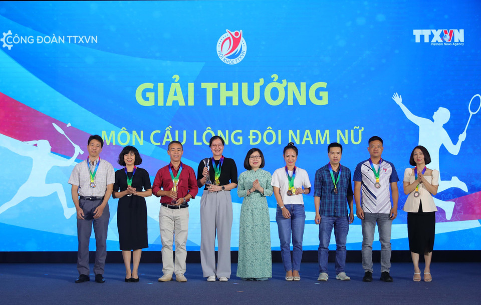 Phó Tổng Giám đốc TTXVN Đoàn Thị Tuyến Nhung trao giải thưởng môn Cầu lông nội dung đôi nam, nữ cho các vận động viên đạt giải tại Hội khỏe TTXVN lần thứ IV - năm 2023. (Ảnh: Hoàng Hiếu/TTXVN)