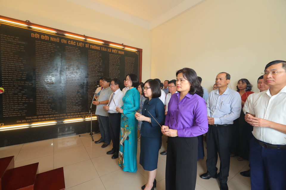 Ban lãnh đạo TTXVN Vũ Việt Trang và đại diện lãnh đạo các đơn vị trong ngành dâng hương, tưởng nhớ các nhà báo-liệt sỹ Thông tấn đã hy sinh trong các cuộc chiến tranh bảo vệ Tổ quốc. (Ảnh: Hoàng Hiếu/TTXVN)