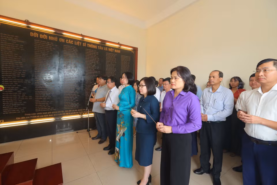 Ban lãnh đạo TTXVN Vũ Việt Trang và đại diện lãnh đạo các đơn vị trong ngành dâng hương, tưởng nhớ các nhà báo-liệt sỹ Thông tấn đã hy sinh trong các cuộc chiến tranh bảo vệ Tổ quốc. (Ảnh: Hoàng Hiếu/TTXVN)