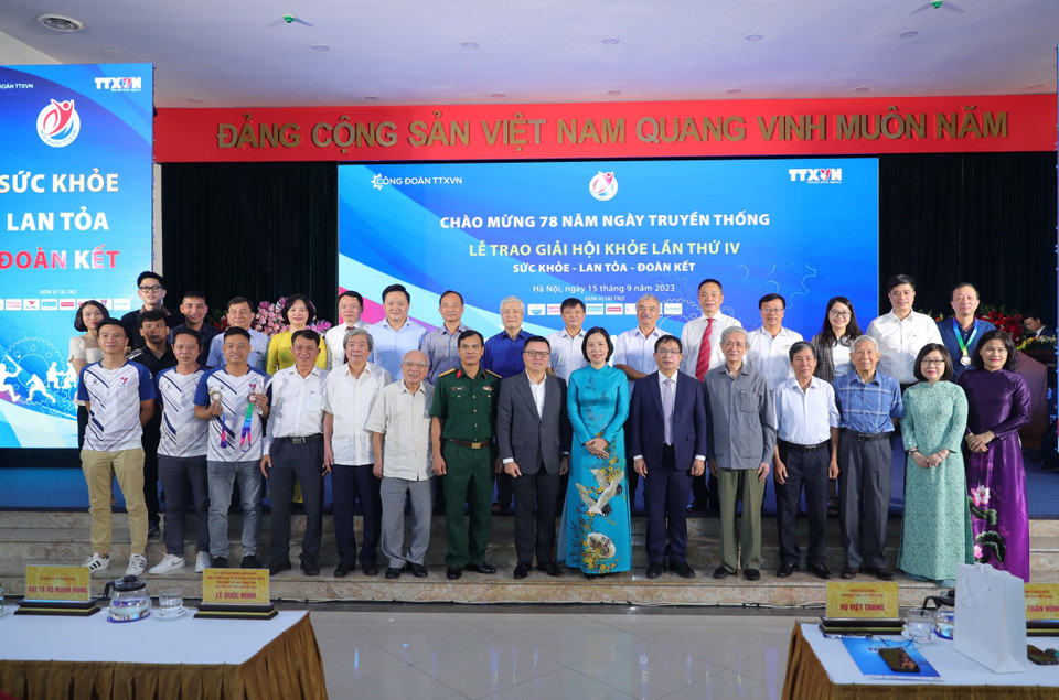 Tổng Giám đốc TTXVN Vũ Việt Trang cùng lãnh đạo các thế hệ, cán bộ, nhân viên TTXVN tham dự lễ kỷ niệm. (Ảnh: Hoàng Hiếu/TTXVN)