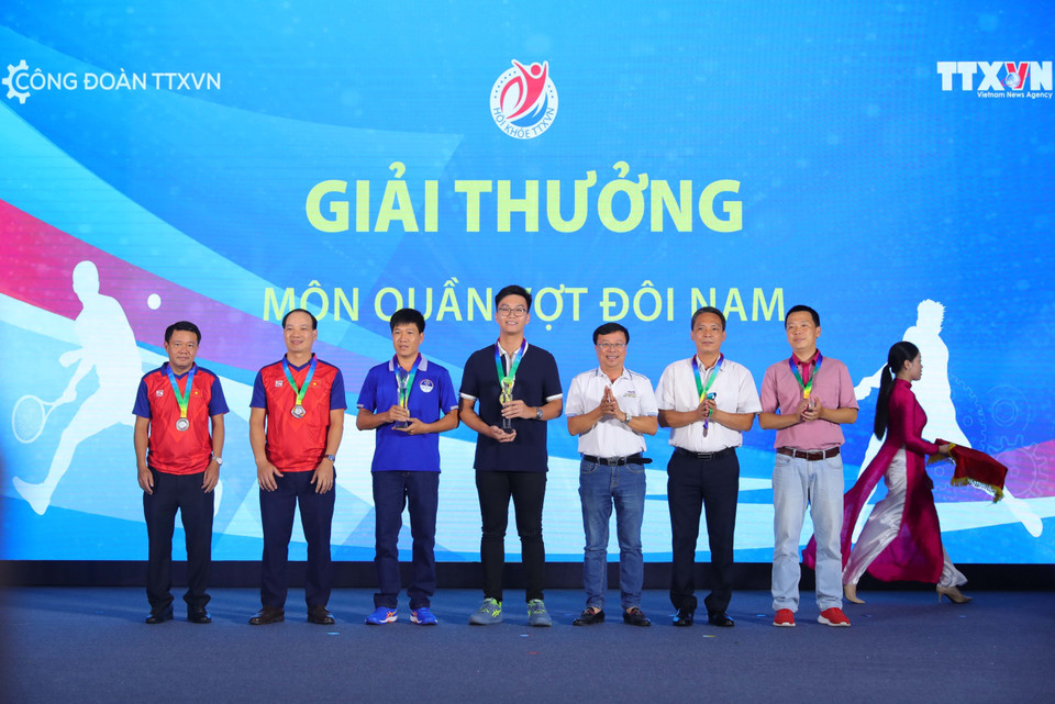 Các vận động viên nhận giải thưởng môn Quần vợt nội dung Đôi Nam tại Hội khỏe TTXVN lần thứ IV năm 2023. (Ảnh: Hoàng Hiếu/TTXVN)