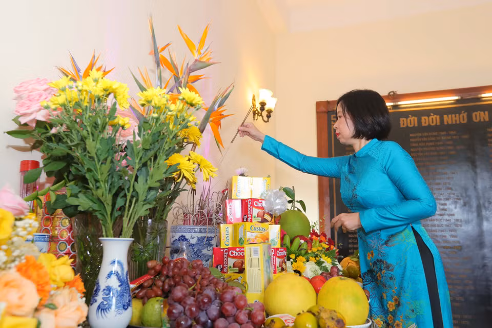 Tổng Giám đốc TTXVN Vũ Việt Trang dâng hương, tưởng nhớ các nhà báo-liệt sỹ Thông tấn đã hy sinh trong các cuộc chiến tranh bảo vệ Tổ quốc. (Ảnh: Hoàng Hiếu/TTXVN)