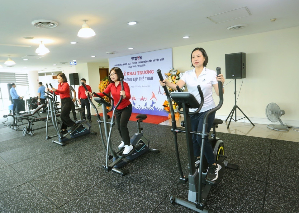 Ban lãnh đạo TTXVN trải nghiệm phòng tập thể thao. (Ảnh: Tuấn Đức/TTXVN)