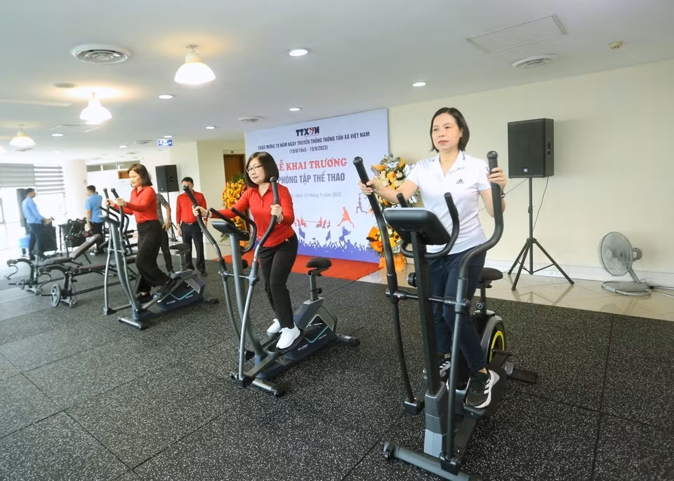 Ban lãnh đạo TTXVN trải nghiệm phòng tập thể thao. (Ảnh: Tuấn Đức/TTXVN)