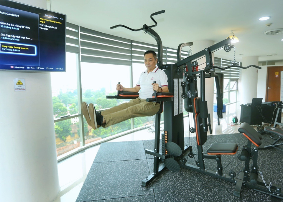 Chánh Văn phòng TTXVN Ngô Thanh Sơn trải nghiệm tại phòng tập. (Ảnh: Tuấn Đức/TTXVN)