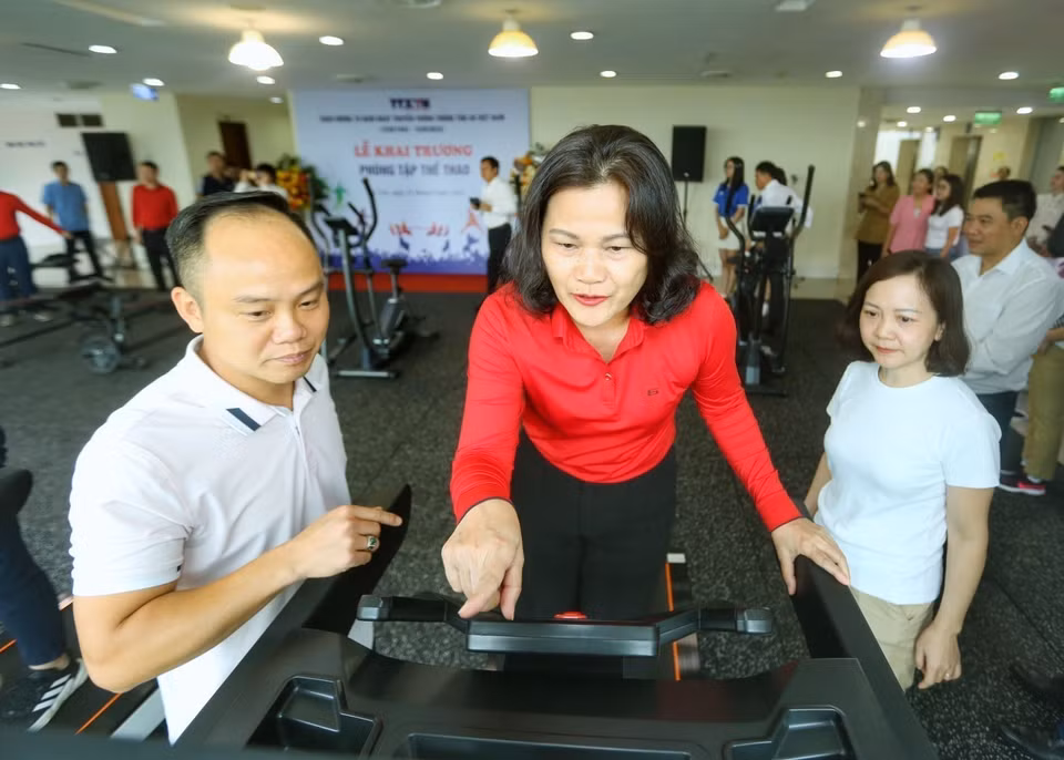 Phó Tổng Giám đốc TTXVN Nguyễn Thị Sự trải nghiệm phòng tập thể thao. (Ảnh: Tuấn Đức/TXVN)
