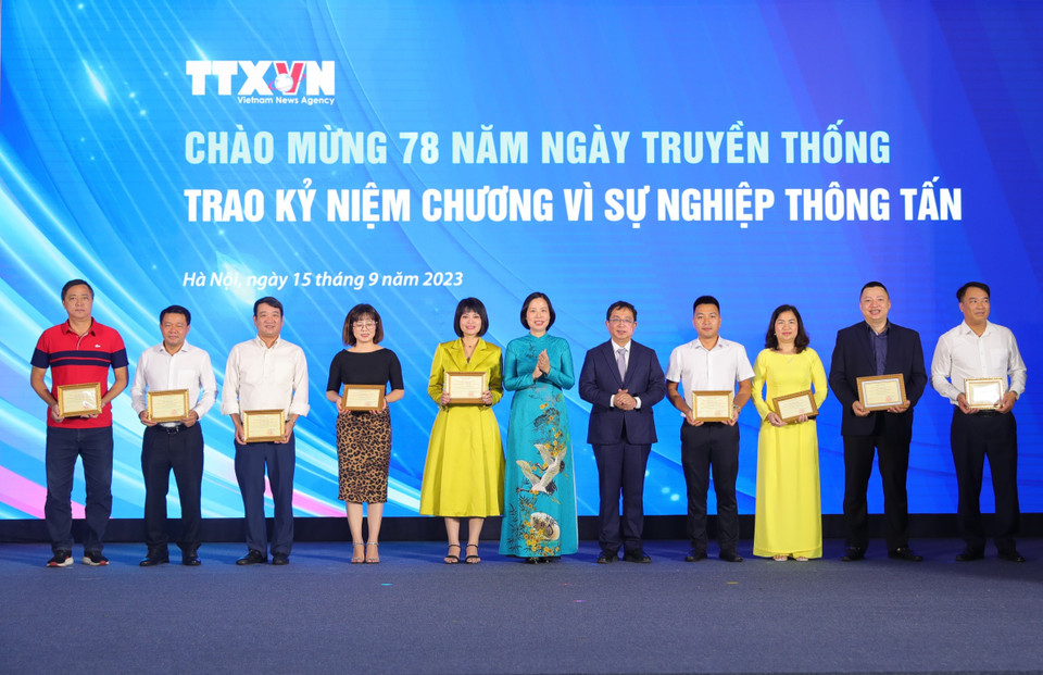 Tổng Giám đốc TTXVN Vũ Việt Trang và Phó Tổng Giám đốc Nguyễn Tuấn Hùng trao Kỷ niệm chương "Vì Sự nghiệp Thông tấn" cho các cá nhân. (Ảnh: Hoàng Hiếu/TTXVN)