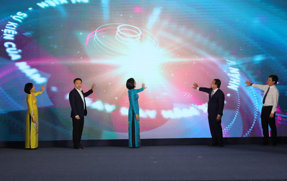 Tổng Giám đốc TTXVN Vũ Việt Trang cùng các đại biểu thực hiện nghi thức Khai trương Chuyên trang Thông tin Tư liệu "Nhân vật - Sự kiện" có tên miền là nvsk.vnanet.vn. (Ảnh: Hoàng Hiếu/TTXVN)