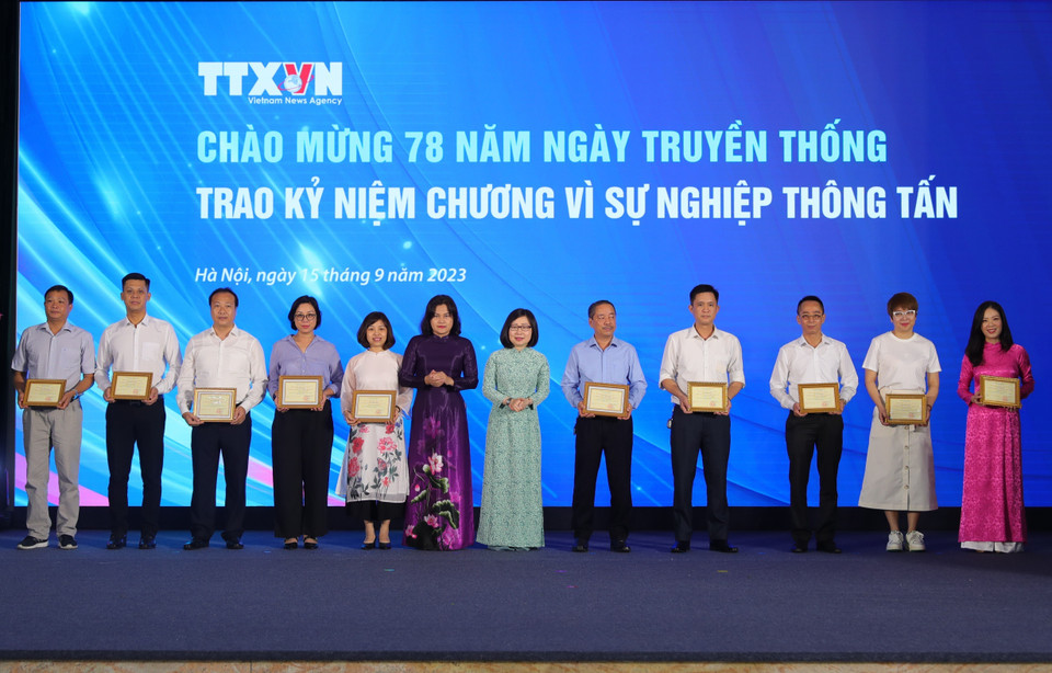Các Phó Tổng Giám đốc TTXVN Đoàn Thị Tuyết Nhung và Nguyễn Thị Sự trao Kỷ niệm chương "Vì Sự nghiệp Thông tấn" cho các cá nhân. (Ảnh: Hoàng Hiếu/TTXVN)