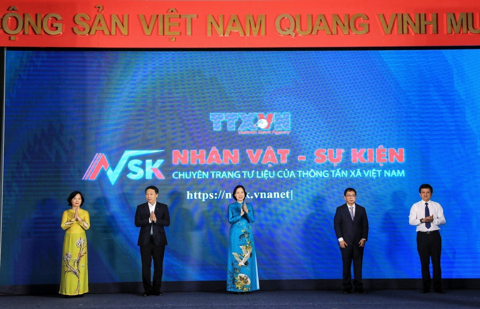 Tổng Giám đốc TTXVN Vũ Việt Trang cùng các đại biểu thực hiện nghi thức Khai trương Chuyên trang Thông tin Tư liệu "Nhân vật - Sự kiện." (Ảnh: Hoàng Hiếu/TTXVN)