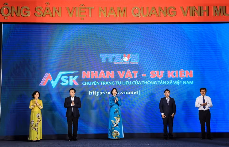 Tổng Giám đốc TTXVN Vũ Việt Trang cùng các đại biểu thực hiện nghi thức Khai trương Chuyên trang Thông tin Tư liệu "Nhân vật - Sự kiện." (Ảnh: Hoàng Hiếu/TTXVN)