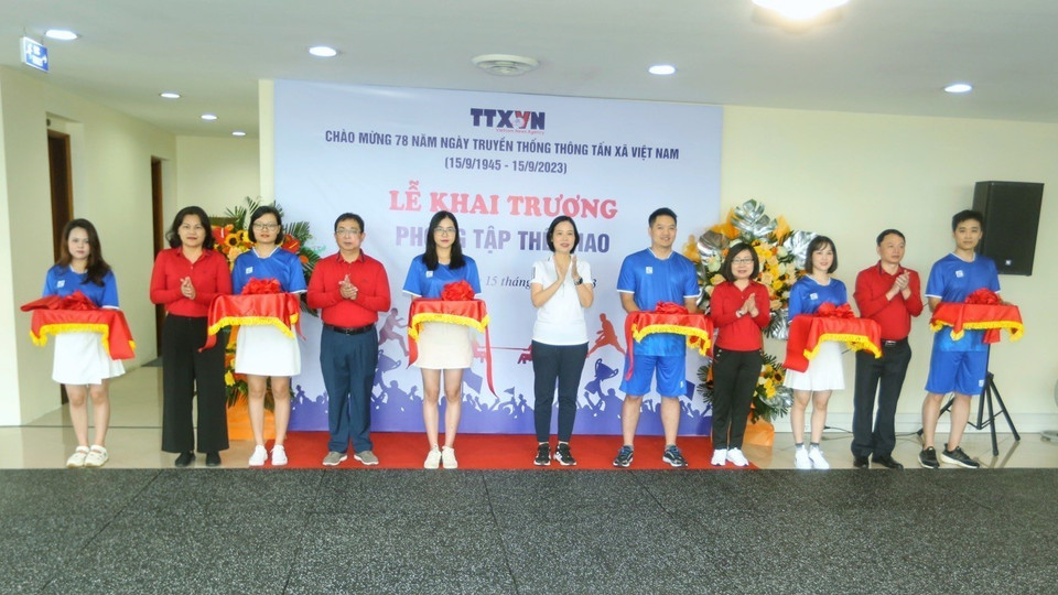 Các đại biểu cắt băng khai trương phòng tập thể thao TTXVN. (Ảnh: Tuấn Đức/TTXVN)